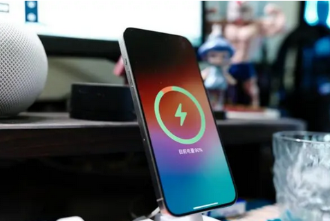 峨眉山苹果15换屏服务分享用什么充电器给iPhone15充电更好 